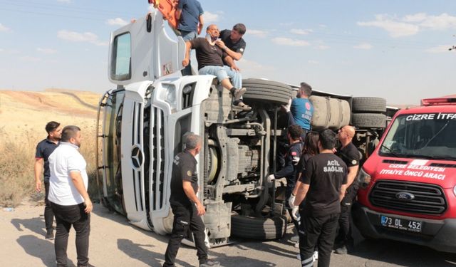 Cizre'de devrilen tırın sürücüsü yaralandı