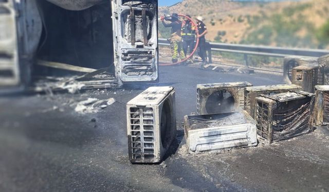 Diyarbakır Yolu'nda klima yüklü kamyonette yangın çıktı