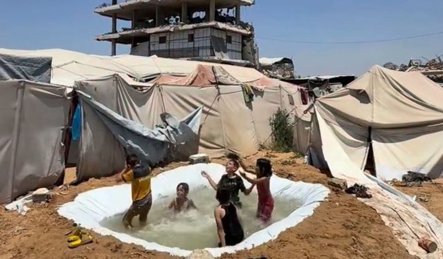 Gazze'de bir babanın sıcakla mücadelesi yürekleri ısıttı