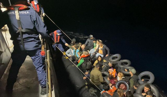 İzmir açıklarında 85 düzensiz göçmen yakalandı
