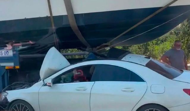 İzmir-Çeşme Otoyolu'nda otomobil teknenin altına girdi