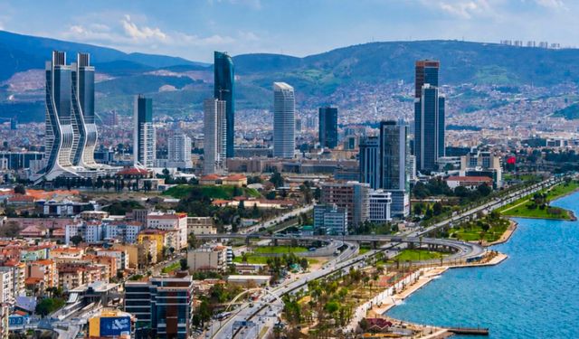 İzmir'de sıcak hava ve kuvvetli rüzgâr etkisini sürdürüyor
