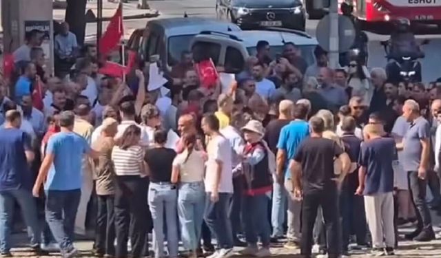 Kemeraltı esnafından otoparkın kapatılmasına tabutlu protesto