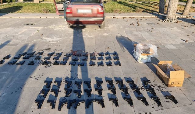 Konya'da kaçak silah operasyonu: 70 tabanca ele geçirildi
