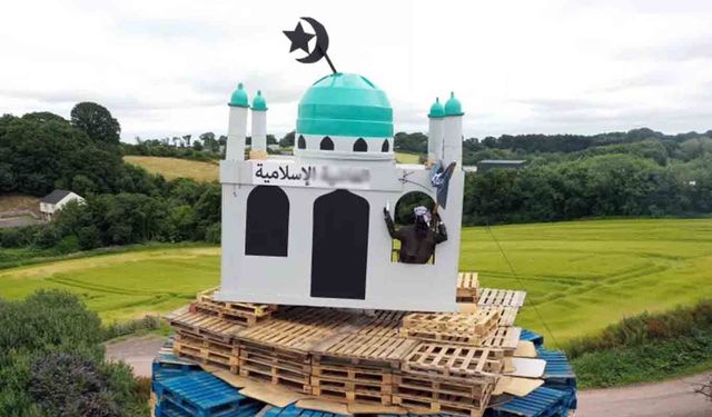 Kuzey İrlanda'da cami maketinin yakılmasına 'nefret suçu' soruşturması