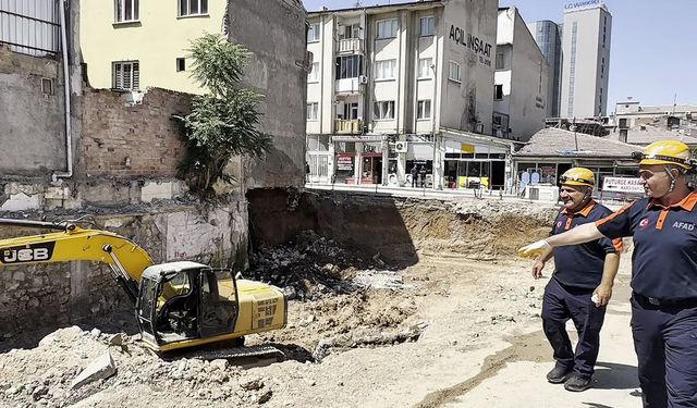 Malatya'da inşaat kazısı sırasında toprak kayması: 2 katlı ev tahliye edildi