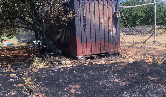 Malatya'da otluk yangını konteynerlere sıçradı