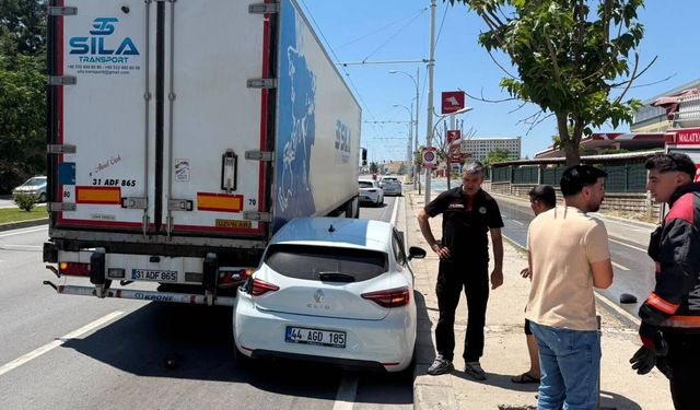 Malatya'da tır ile otomobil çarpıştı