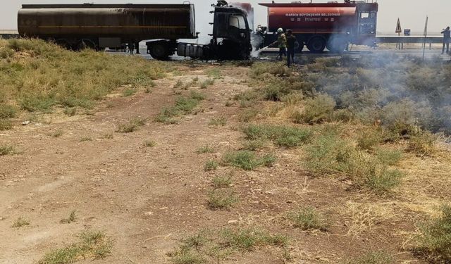 Mardin'de asfalt yüklü tanker alev aldı