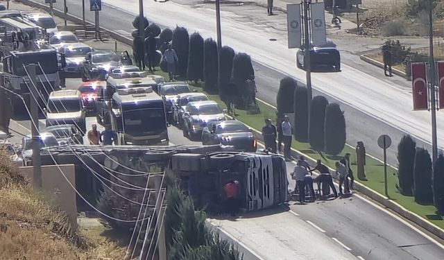 Mardin'de kontrolden çıkan kamyon devrildi