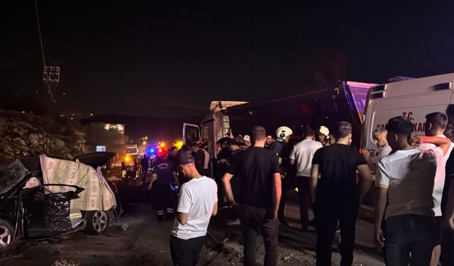 Mardin'de otomobil ile kamyonun çarpıştığı kazada 3 kişi öldü, 5 kişi yaralandı