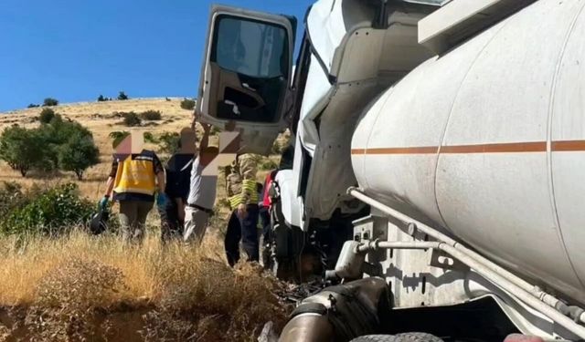 Mardin'de tanker tır yoldan çıkarak kaza yaptı