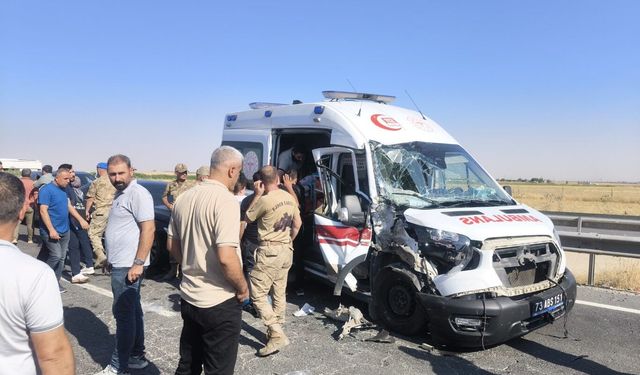 Mardin'de tır ile ambulans çarpıştı: 2'si sağlık personeli 3 yaralı