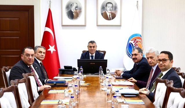 Mersin'de kamu kurumlarının yürüttüğü hizmetler masaya yatırıldı