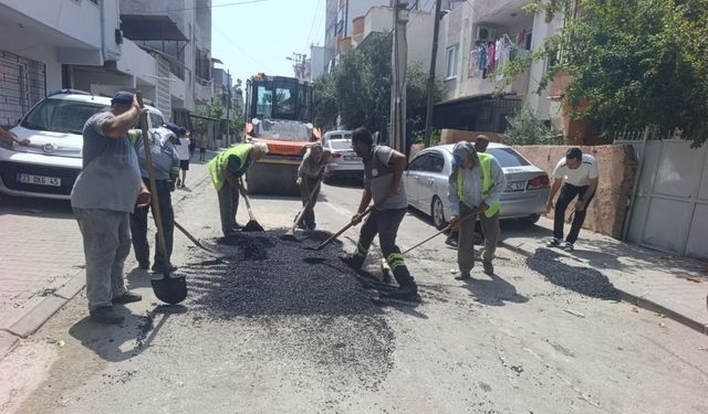 Mersin'in Akdeniz ilçesinde yol bakım ve onarım çalışmaları sürüyor