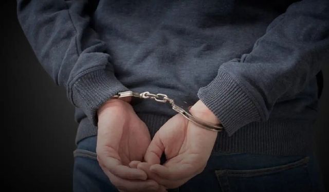 Midelerinde uyuşturucuyla yakalanan 2 şüpheli tutuklandı