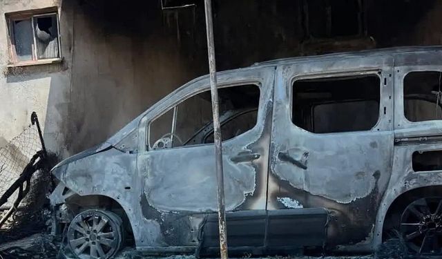 Siirt'te hafif ticari araçta çıkan yangın bitişikteki eve sıçradı