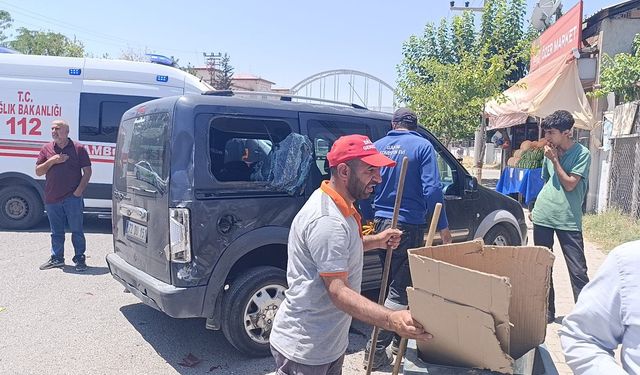 Siirt'te motosiklet ile hafif ticari araç çarpıştı: Bir ağır yaralı