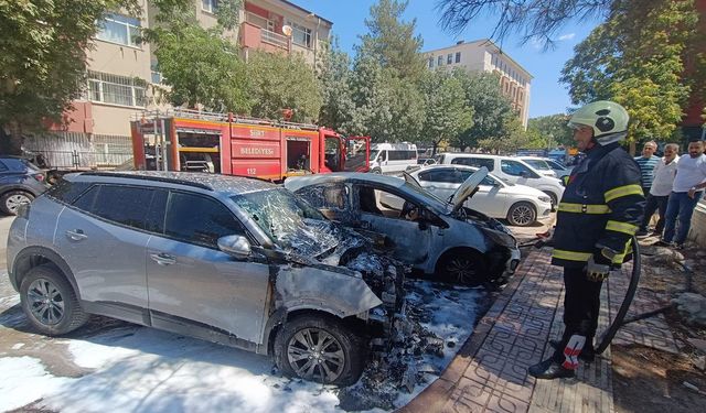 Siirt'te park halindeki otomobil yandı, alevler diğer araca sıçradı