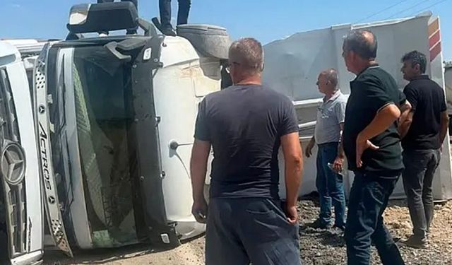 Siirt'te seyir halindeki hafriyat kamyonu devrildi