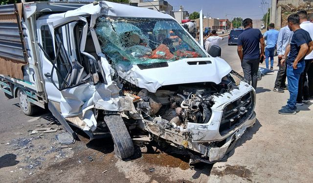 Şırnak'ta kamyonet ile yolcu minibüsü çarpıştı: 4 yaralı
