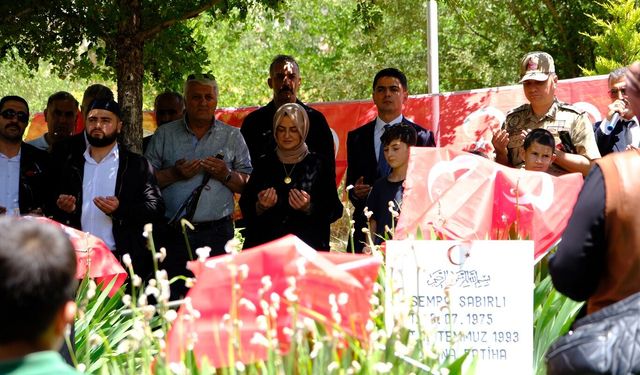 Sündüs Katliamı'nın 33'üncü yılında şehitler kabirleri başında anıldı