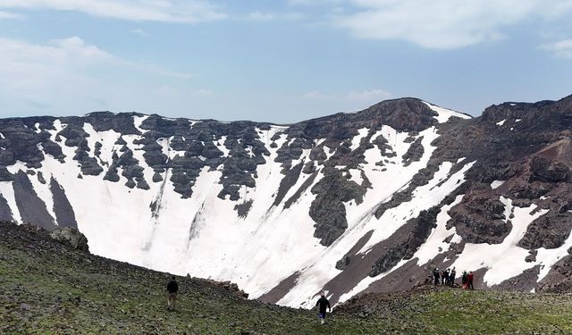 Tendürek Dağı'nda dört mevsim bir arada