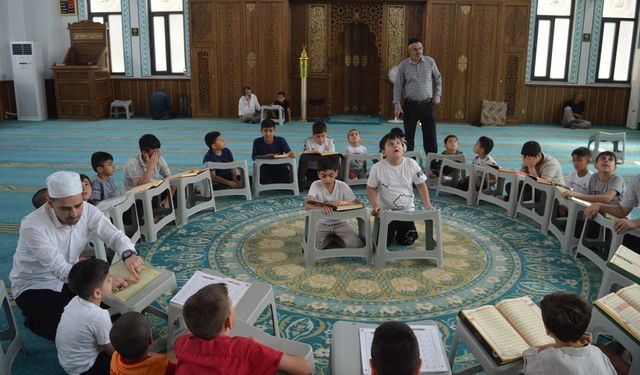 Yaz Kur'an Kursu'nda çocuklar güne salavatlarla başlıyor, Kur'an'la devam ediyor