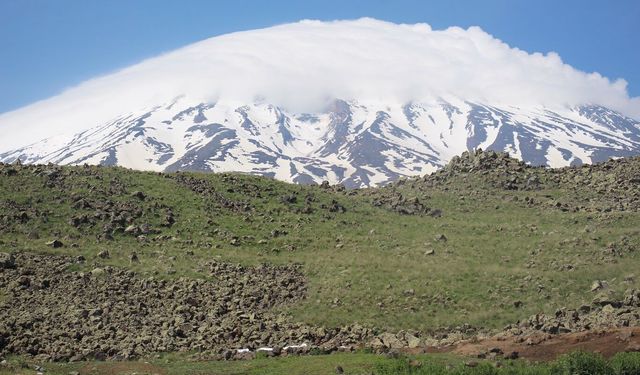 Zirvesi bulut, etekleri hayat, Ağrı Dağı'nda görsel şölen
