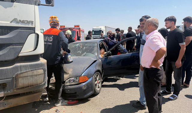 Batman-Diyarbakır kara yolunda otomobil ile kamyon çarpıştı: 2'si ağır, 4 yaralı