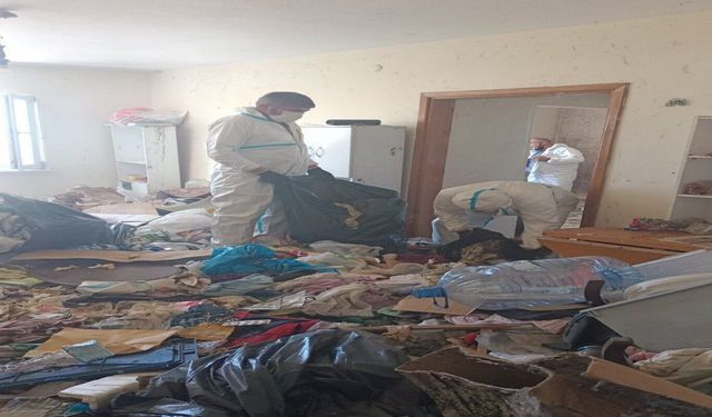 Bursa'da çöp evden 28 ton atık çıkarıldı