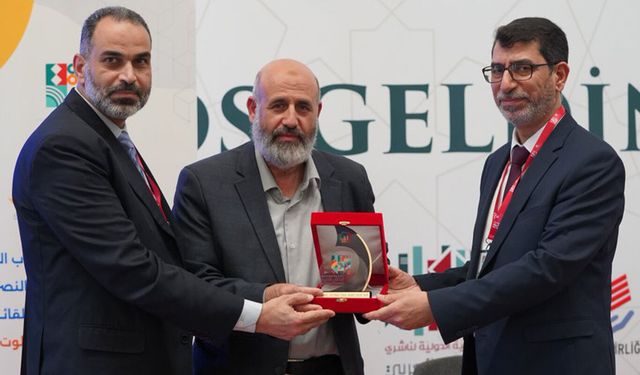 Filistin Alimler Birliği Başkanı Tekruri'ye İstanbul Arapça Kitap Fuarı'nda onur plaketi