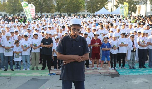 'Hayat Namazla Güzeldir' programı İstanbul'da yoğun katılımla gerçekleşti