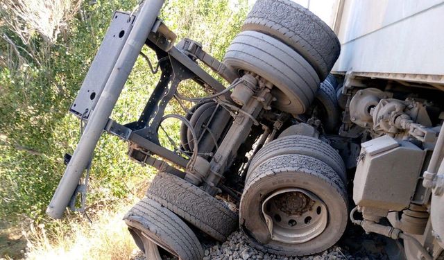 Hemzemin geçitte yük treni kamyona çarptı: 1 yaralı