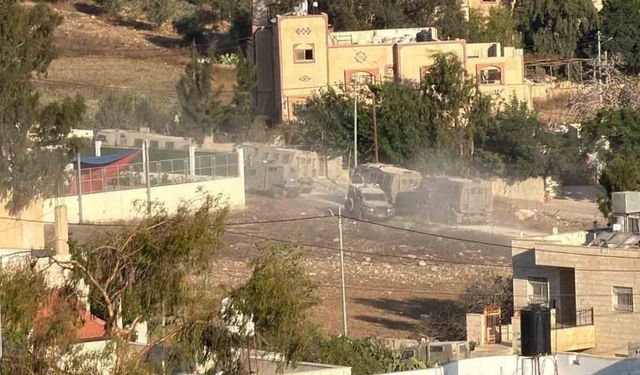 İşgalciler Nablus'ta bir şehidin evini havaya uçurdu, onlarca aileyi zorla tahliye etti