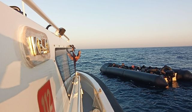 İzmir açıklarında 73 düzensiz göçmen yakalandı