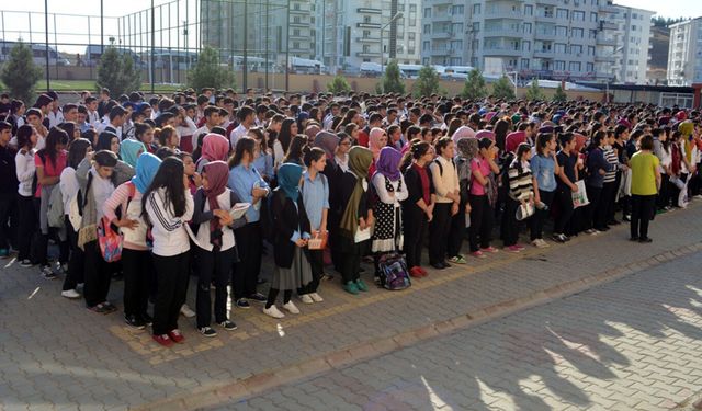 Karma eğitim ergenlik döneminde akademik performansı etkiliyor mu?