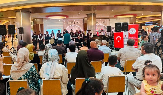 Malatya'da Mevlid-i Nebi Haftası dolayısıyla açılan standa yoğun ilgi