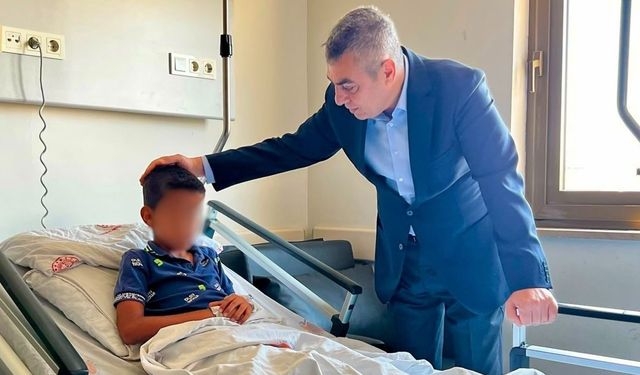 Mersin Valisi Atilla Toros darp edilen çocuğu hastanede ziyaret etti