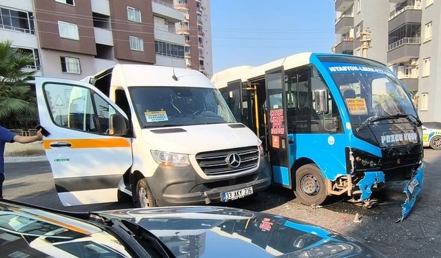 Mersin'de iki minibüs çarpıştı: 2 yaralı