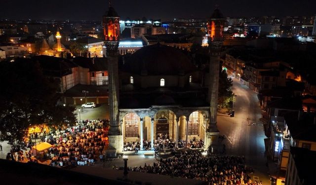 Mevlid Kandili Konya'daki camilerde yoğun katılımla idrak edildi
