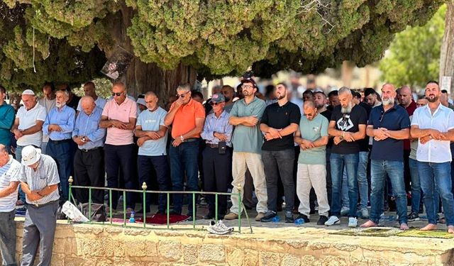 On binlerce Filistinli Mescid-i Aksa'da cuma namazı kıldı