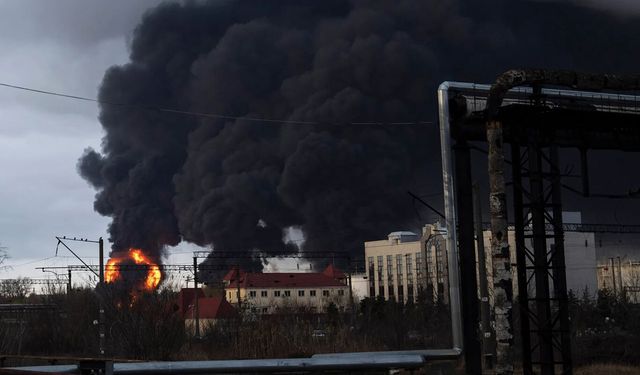 Rus ordusu Odessa Bölgesi'ndeki Yujnıy limanında beş akaryakıt depolama tankını vurdu