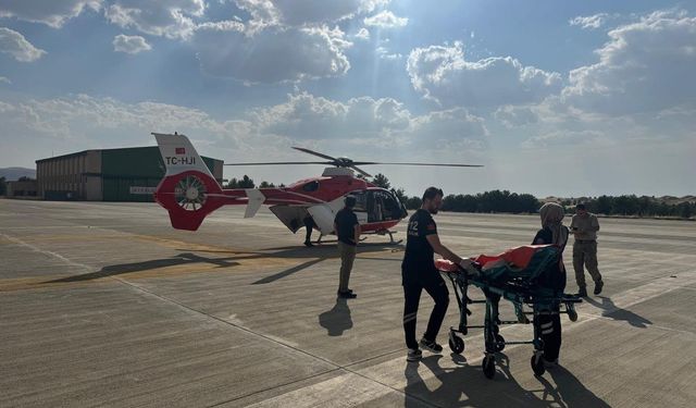 Siirt'te beyin kanaması geçiren kadın hasta hava ambulansıyla hastaneye ulaştırıldı