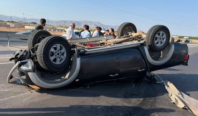 Takla atan otomobildeki 2 kişi yaralandı
