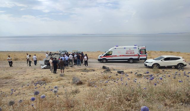 Van'da kontrolden çıkarak takla atan otomobilde 3 kişi yaralandı