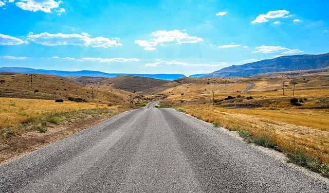 Yazıhan'da 25 mezraya ulaşım sağlayan yol yenilendi