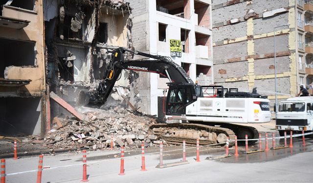 Yeşilyurt Belediyesinden metruk yapıları yıkım çalışması