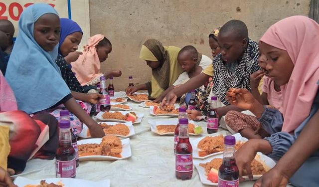 Yetimler Vakfı Afrika'da sıcak yemek dağıttı