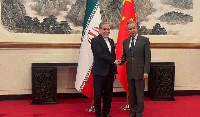 Abbas Arakçi ve Wang Yi Pekin'de bir araya geldi